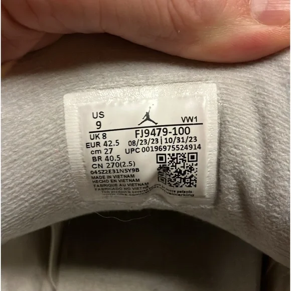 Hi, my name is Ronnie. I’m selling Jordan in good condition very clean size 9.